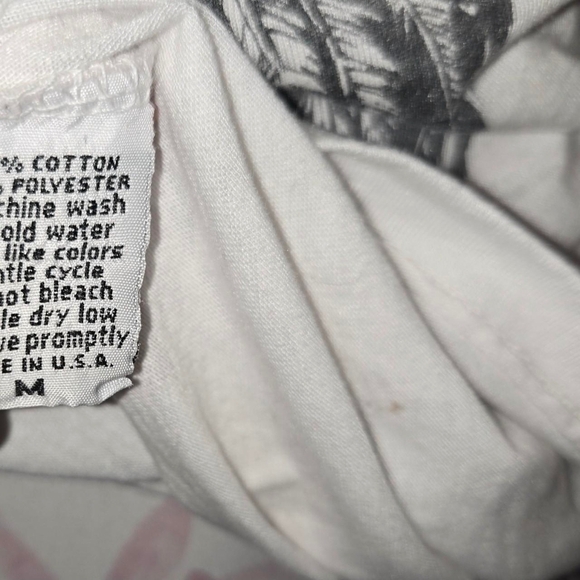 White Vintage T-Shirt with Wing and Emblem Design - Picture 3 of 3